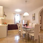 2 Bedroom Lovely In Apartamento