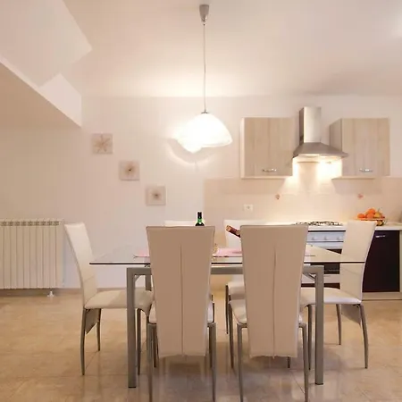 2 Bedroom In プーラ