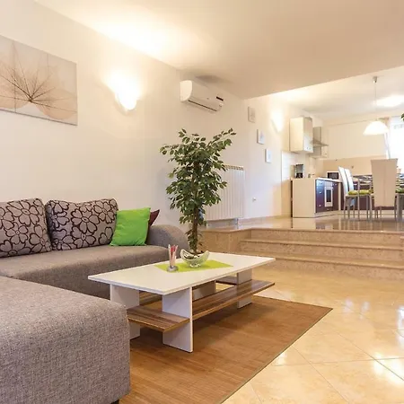 アパート 2 Bedroom In プーラ