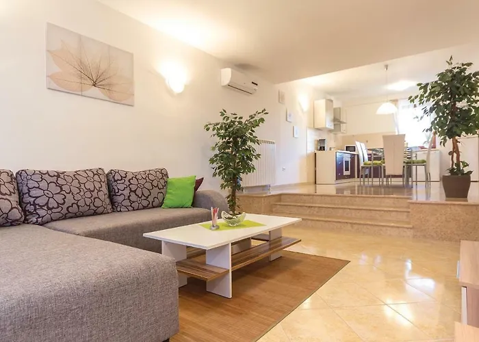 Apartman 2 Bedroom Lovely In Póla
