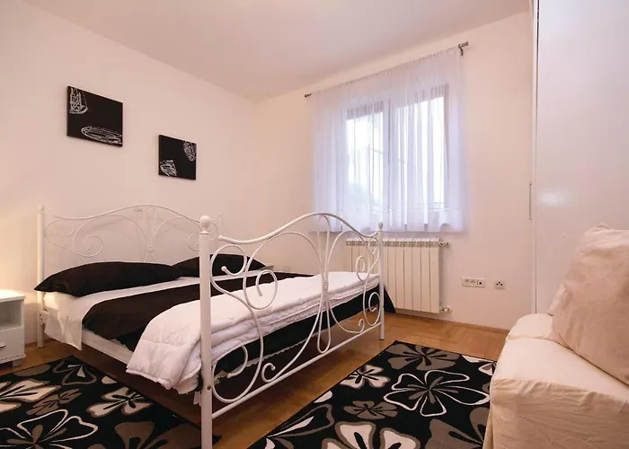 2 Bedroom Lovely In 풀라