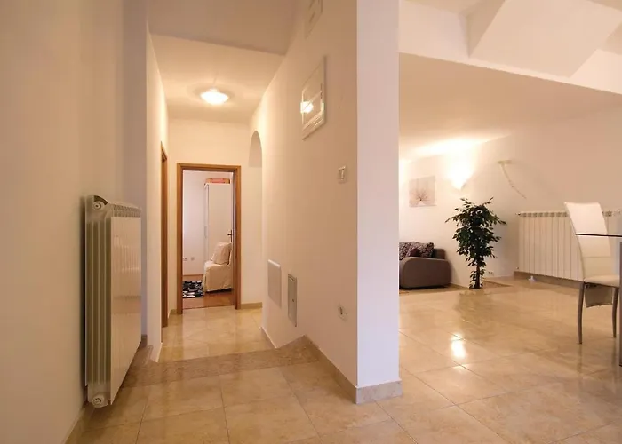 아파트 2 Bedroom Lovely In 풀라