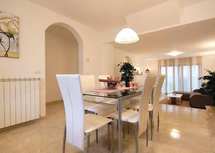 Apartman 2 Bedroom Lovely In *